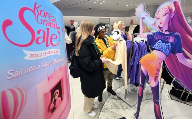 문화체육관광부와 한국방문의해위원회가 외국인의 방한 관광과 소비를 촉진하기 위해 17일 서울 명동에서 개최한 ‘2026 코리아그랜드세일’ 행사에서 외국인 관광객이 케이팝데몬헌터스 상품을 살펴보고 있다. 연합뉴스