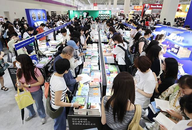 2025년 6월20일 서울 강남구 코엑스에서 열린 ‘2025 서울국제도서전’을 찾은 시민들이 책을 읽고 있다. ⓒ연합뉴스