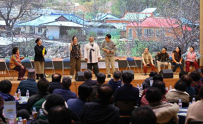 29일 경주시청 알천홀에서 열린 행복농촌포럼에 참석한 마을 대표와 주민들이 사업 설명을 듣고 있다. ⓒ경주시 제공&nbsp;