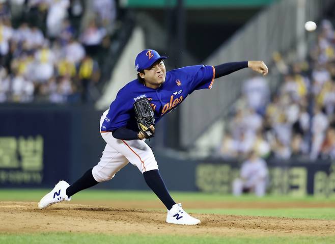 2026 프리에이전트(FA) 시장에 나온 좌완 김범수는 아직까지 새로운 행선지를 정하지 못했다. 베테랑타자 손아섭과 함께 새로운 계약을 기다리고 있는 상황이다. 뉴시스