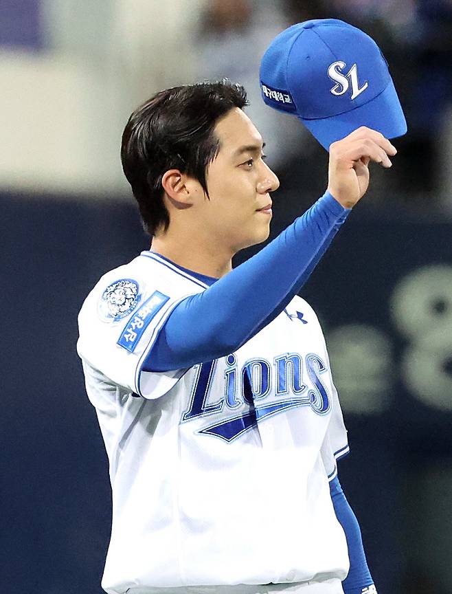 2026시즌 우승을 목표로 선언한 삼성의 바쁜 겨울은 계속된다. 에이스 원태인, 주장 구자욱과 비 FA 다년계약을 본격화한다. 삼성 원태인. 뉴시스