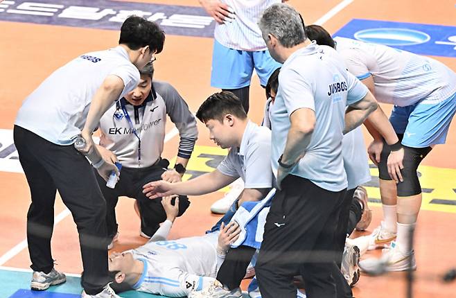 대한항공 임재영(아래)이 28일 서울 장충체육관에서 열린 우리카드와의 경기에서 왼쪽 무릎 부상을 당한 뒤 코트에 쓰러지자 코치진들이 걱정스런 표정을 짓고 있다. KOVO 제공