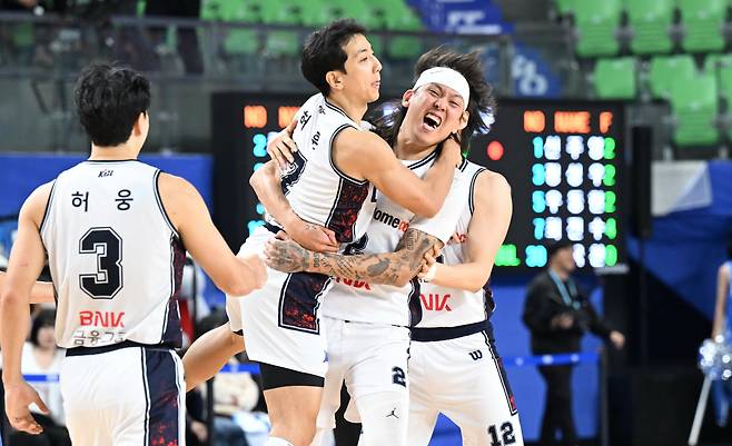 KCC 허훈(왼쪽)과 최준용. KBL 제공