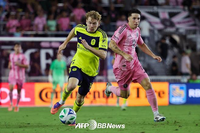 손흥민 소속팀 로스앤젤레스(LA)FC로 이적한 캐나다 국가대표 윙어 제이콥 샤펠버그(왼쪽). /사진=LAFC SNS 캡처