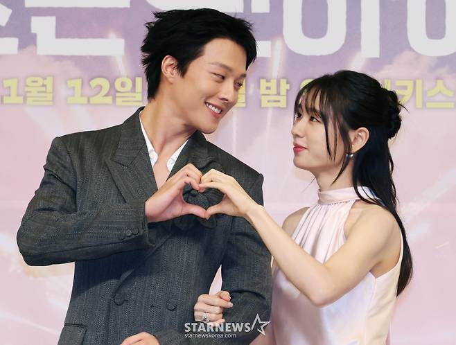 배우 장기용, 안은진이 5일 오후 서울 양천구 목동 SBS에서 진행된 새 수목드라마 '키스는 괜히 해서!' 제작발표회에 참석해 포즈를 취하고 있다. /2025.11.05 /사진=이동훈 photoguy@