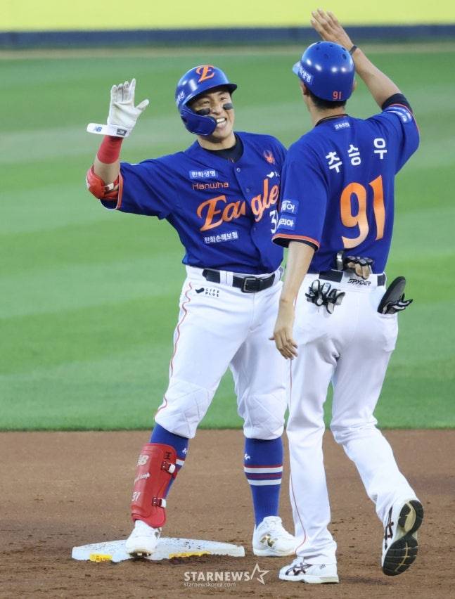 손아섭(왼쪽)이 적시타를 치고 추승우 코치와 기쁨을 나누고 있다. /사진=김진경 대기자