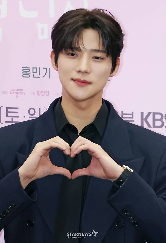 배우 문상민이 30일 오후 서울 마포구 상암동 스탠포드호텔에서 진행된 KBS 2TV 토일드라마 '은애하는 도적님아' 제작발표회에 참석해 포즈를 취하고 있다.  어쩌다 천하제일 도적이 된 여인과 그녀를 쫓던 조선의 대군, 두 남녀의 영혼이 바뀌면서 서로를 구원하고 종국엔 백성을 지켜내는 위험하고 위대한 로맨스 '은애하는 도적님아'는 2026년 1월 3일 첫 방송된다. /2025.12.30 /사진=이동훈 photoguy@