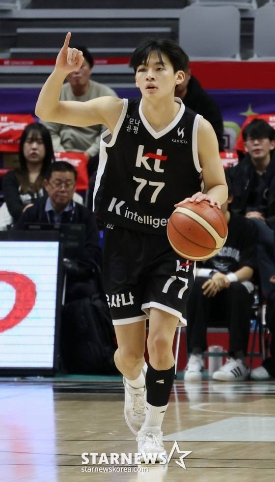 강성욱이 30일 오후 7시 수원KT 소닉붐 아레나에서 열린 2025~2026시즌 LG전자 프로농구 정규리그 경기에서 드리블을 시도하고 있다. /사진=김진경 대기자