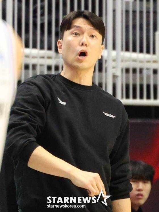 김효범 서울 삼성 감독이 30일 오후 7시 수원KT 소닉붐 아레나에서 열린 2025~2026시즌 LG전자 프로농구 정규리그 경기 중 소리치고 있다. /사진=김진경 대기자