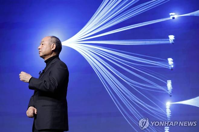 손정의 소프트뱅크그룹 회장이 지난 7월 16일(현지시간) 일본 도쿄에서 개최한 '소프트뱅크 월드 2025' 행사에서 연설하고 있다. [EPA=연합뉴스 자료사진]