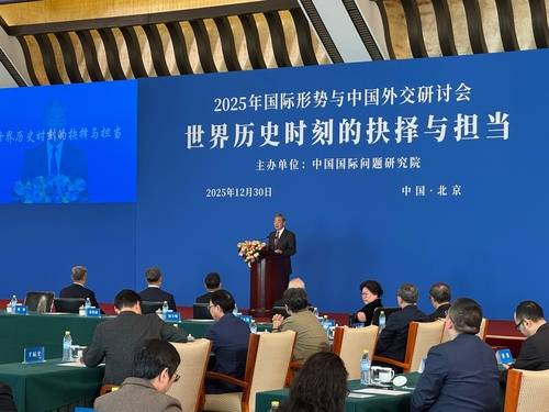 기조연설하는 왕이 중국공산당 중앙외사판공실 주임     (베이징=연합뉴스) 정성조 특파원 = 30일 오전 중국 베이징 댜오위타이 국빈관에서 열린 '2025년 국제 형세와 중국 외교 심포지엄'에서 왕이 중국공산당 중앙외사판공실 주임(외교부장 겸임)이 기조연설을 하고 있다. 2025.12.30 xing@yna.co.kr