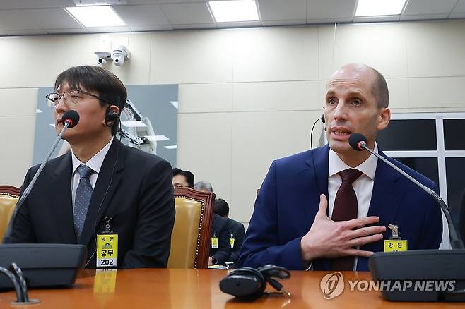 답변하는 해롤드 로저스 쿠팡 대표 (서울=연합뉴스) 신현우 기자 = 30일 국회에서 열린 쿠팡 침해사고 및 개인정보 유출, 불공정 거래, 노동환경 실태 파악과 재발 방지 대책 마련을 위한 청문회에서 해롤드 로저스 쿠팡 대표이사가 의원 질의에 답하고 있다. 왼쪽은 박대준 전 쿠팡 대표. 2025.12.30 nowwego@yna.co.kr