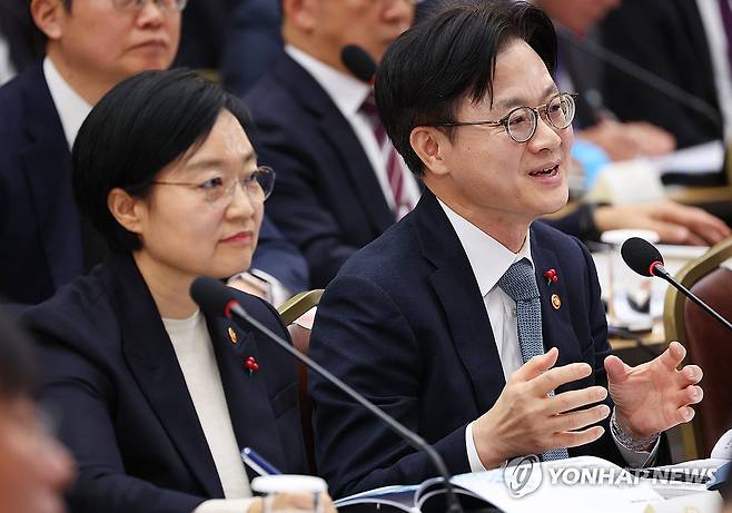 업무보고 하는 김정관 산업부 장관 (세종=연합뉴스) 김도훈 기자 = 김정관 산업통상자원부 장관이 지난 17일 정부세종컨벤션센터에서 이재명 대통령에게 업무보고를 하고 있다. 왼쪽은 한성숙 중소벤처기업부 장관. 2025.12.17 superdoo82@yna.co.kr