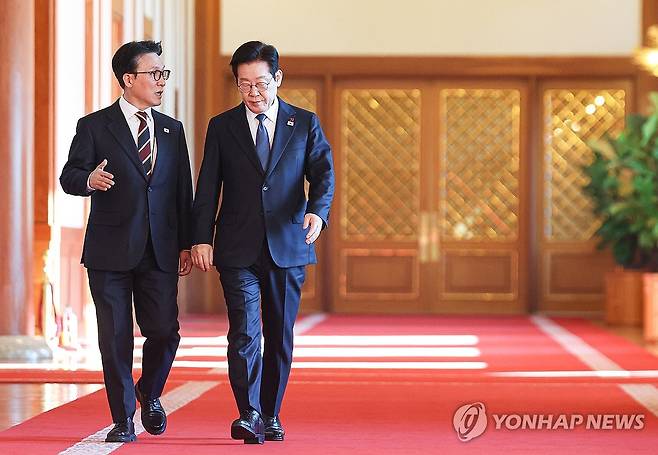 국무회의 입장하는 이재명 대통령 (서울=연합뉴스) 한상균 기자 = 이재명 대통령과 김민석 국무총리가 30일 청와대에서 국무회의에 입장하고 있다. 2025.12.30 [청와대통신사진기자단] xyz@yna.co.kr