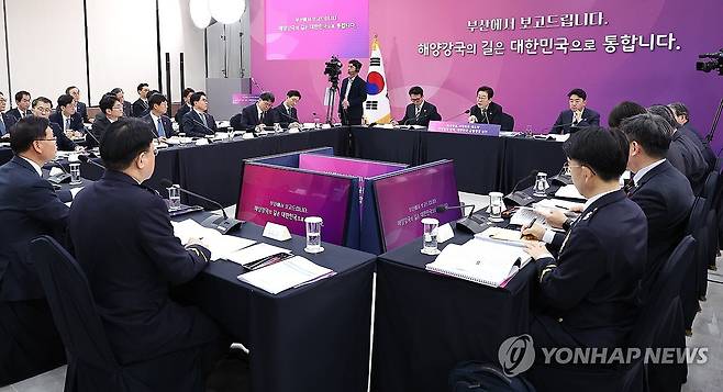 이재명 대통령, 부산 해수부 업무보고 발언 (부산=연합뉴스) 김도훈 기자 = 이재명 대통령이 23일 부산 동구 해양수산부 청사에서 열린 해수부 업무보고에서 발언하고 있다. 2025.12.23 superdoo82@yna.co.kr