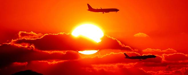 ▲ 인천공항에서 태양 아래 비행기가 착륙하고 있다. /양진수 기자 photosmith@incheonilbo.com