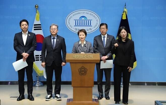 ▲ 민주당 이언주 수석최고위원을 비롯한 용인지역 국회의원 네 명이 30일 오후 국회 소통관에서 '용인반도체클러스터 이전 주장에 대한 입장문'을 발표했다. /사진제공=이언주 의원실