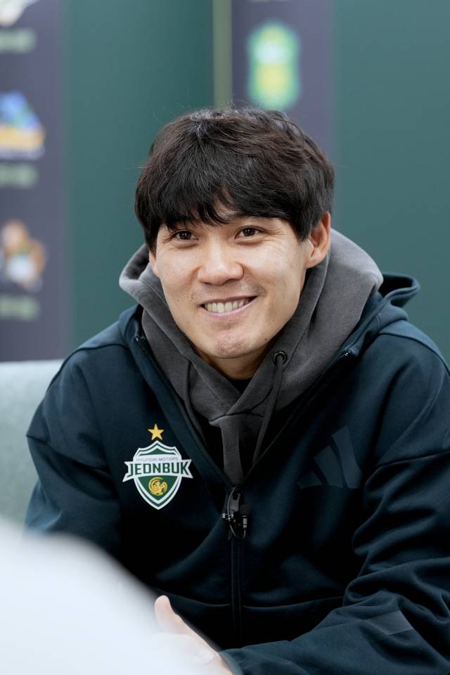 2025년 ‘올해의 전북인'에 선정된 전북현대모터스FC 최철순 선수가 지난 23일 전주월드컵경기장 기자회견실 앞 라운지에서 전북일보와 인터뷰를 하고 있다. 김지원 기자