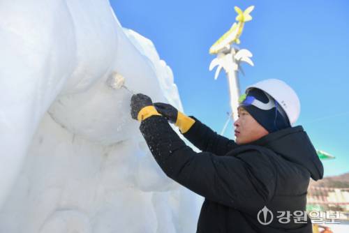 2025년 마지막 날인 31일, 화천산천어축제장에서 축제 개막 열흘을 앞두고 거대한 눈조각 작품 조성이 한창 진행되고 있다. 2026 얼음나라 화천산천어축제는 새해 1월 10일부터 2월1일까지 23일 간 열린다.