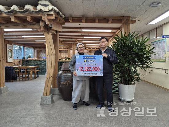 ▲ (주)한주 임직원 일동은 30일 울산 울주군 두동면에 위치한 사회복지법인 원각선원을 방문해 후원금 1232만여원을 전달했다.