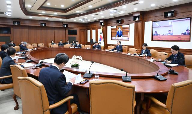 구윤철 부총리 겸 기획재정부 장관은 31일 서울 종로구 정부서울청사에서 열린 경제관계장관회의 겸 성장전략TF를 주재, 모두발언을 하고 있다. 2025.12.31. 기재부 제공