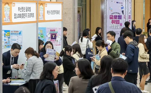 청년미래적금이 6월 출시되고, 회사에서 주는 보육수당(6세이하 자녀) 비과세 한도가 1월부터 근로자 1인당 월 20만 원에서 자녀 1인당 월 20만 원으로 변경된다. 김종진 기자 kjj1761@·연합뉴스