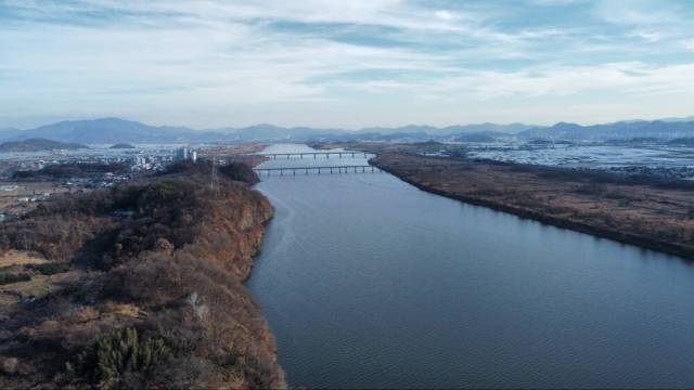 드론으로 촬영한 곡강. 멀리서 보면 잔잔하게 흐르는 강물 같지만 가까이에서 보면 그 물결은 거칠며 수심 또한 깊다./김시탁 작가/