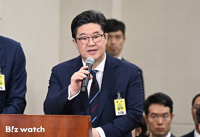 김병주 MBK파트너스 회장이 10월 14일 오후 서울 여의도 국회에서 열린 정무위원회 국정감사에 증인으로 출석하고 있다./사진=이명근 기자 qwe123@