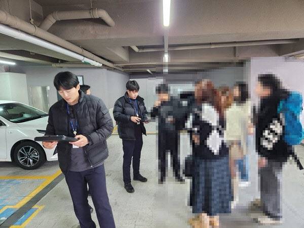 제주도 자치경찰단이 불법 숙박 영업을 단속하고 있다. (사진=제주도 자치경찰단 제공)