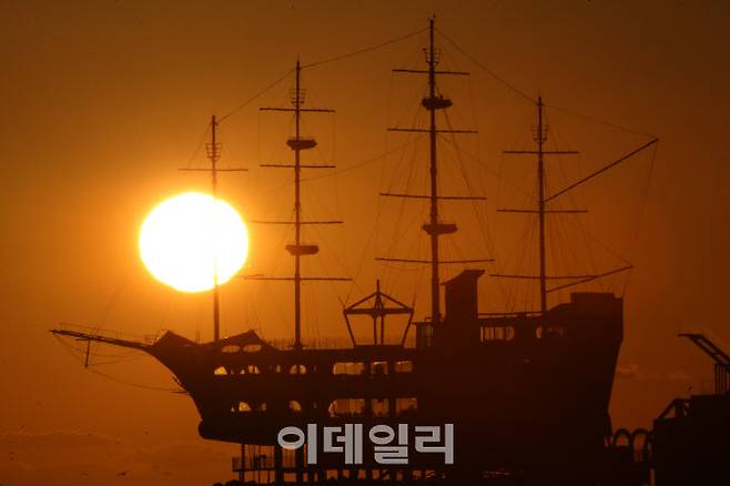 8일 오전 해돋이 명소인 강원 강릉시 강동면 정동진해변에서 바라본 수평선 위로 붉은 해가 떠오르고 있다. (사진=뉴시스)