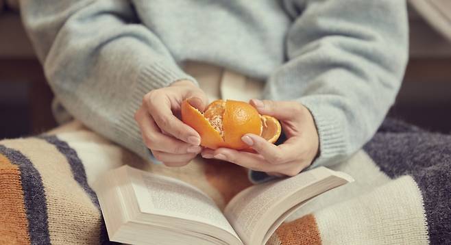 귤껍질을 까는 단순한 행위가 짧은 명상이 될 수 있다 | 출처: 클립아트코리아
