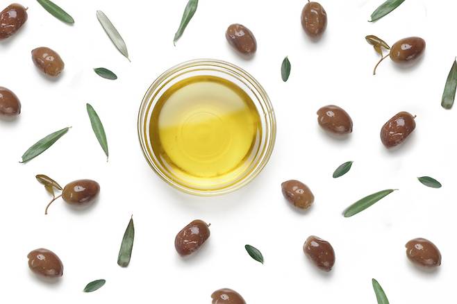 올리브유는 주로 차가운 샐러드 드레싱으로 사용하는데, 발연점이 낮아서 튀김 같은 고온 요리는 피해야 한다. 사진= 게티이미지뱅크