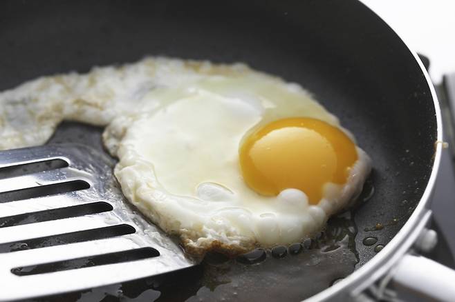 발연점이 180도인 엑스트라 버진 올리유는 튀김 요리에 사용하면 안 된다. 차가운 샐러드 드레싱이나 고온 가열하지 않는 달걀 프라이, 볶음 등이 제격이다. 사진= 게티이미지뱅크