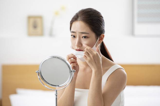 새 화장품을 바른 뒤 얼굴이 화끈거리거나 바늘로 찌르는 듯한 따끔거림이 느껴진다면 흡수 과정으로 보기 어렵다. 사진=클립아트코리아