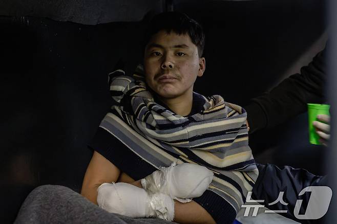 볼로디미르 젤렌스키 우크라이나 대통령은 지난 1월 11일(현지시간) 우크라이나군이 러시아 서부 쿠르스크 지역에서 북한 군인 2명을 생포했다고 밝혔다. 사진은 젤렌스키 대통령이 공개한 생포된 북한 군인. (젤렌스키 대통령 X 캡처) 2025.1.12/뉴스1 ⓒ News1 김진환 기자