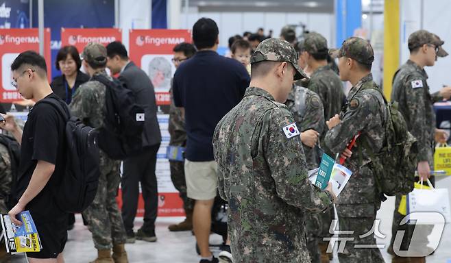 30일 서울 서초구 aT센터에서 열린 2025 제대군인 취·창업 박람회에서 군인들이 부스를 둘러보고 있다. 2025.9.30/뉴스1 ⓒ News1 안은나 기자