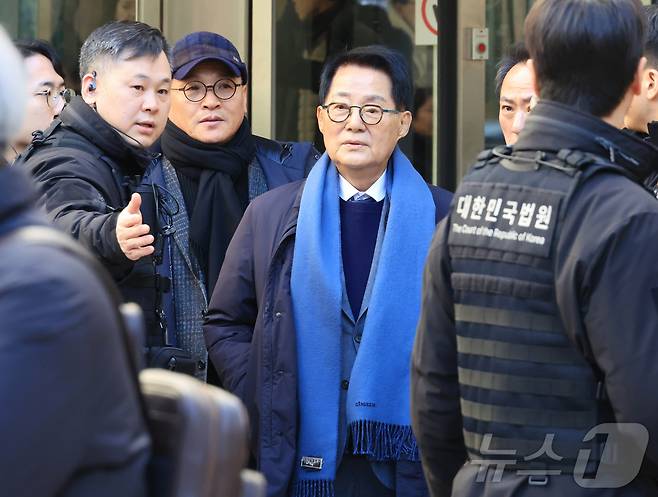 2020년 서해에서 발생한 공무원 피격 사건을 은폐하려 한 혐의로 재판에 넘겨진 박지원 전 국가정보원장이 26일 서울 서초구 중앙지법에서 무죄를 선고받고 법원을 나서고 있다. (공동취재) 2025.12.26/뉴스1 ⓒ News1 오대일 기자