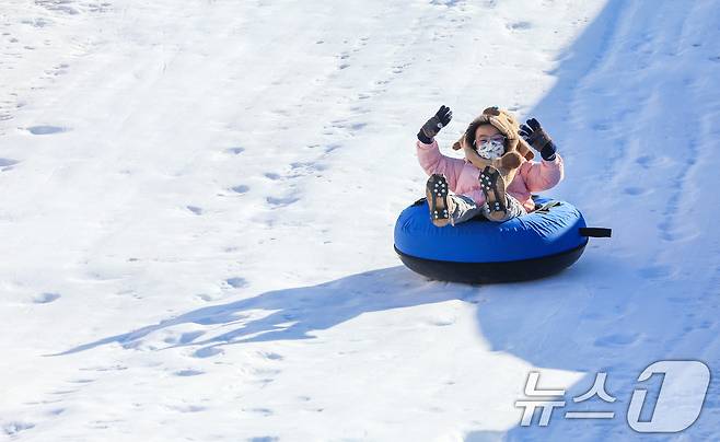 31일 서울 광진구 뚝섬한강공원 눈썰매장을 찾은 한 아이가 썰매를 즐기고 있다. 2025.12.31/뉴스1 ⓒ News1 이호윤 기자
