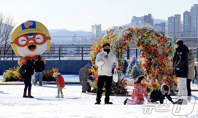 31일 서울 광진구 뚝섬한강공원 눈썰매장을 찾은 외국인 관광객들과 시민들이 '뽀로로와 친구들 테마존'에서 눈놀이를 즐기고 있다. 2025.12.31/뉴스1 ⓒ News1 이호윤 기자