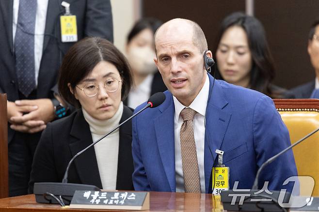 해롤드 로저스 쿠팡 대표이사가 31일 서울 여의도 국회에서 열린 제430회국회(임시회) 쿠팡 침해사고 및 개인정보 유출, 불공정 거래, 노동환경 실태 파악과 재발방지 대책 마련을 위한 연석 청문회에 출석해 질의에 답변하고 있다. 2025.12.31/뉴스1 ⓒ News1 이승배 기자