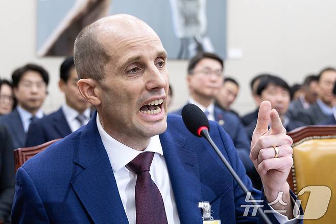 해롤드 로저스 쿠팡 대표이사가 30일 서울 여의도 국회에서 열린 제430회국회(임시회) 쿠팡 침해사고 및 개인정보 유출, 불공정 거래, 노동환경 실태 파악과 재발방지 대책 마련을 위한 연석 청문회에 출석해 의원 질의에 답변하고 있다. 2025.12.30/뉴스1 ⓒ News1 이승배 기자