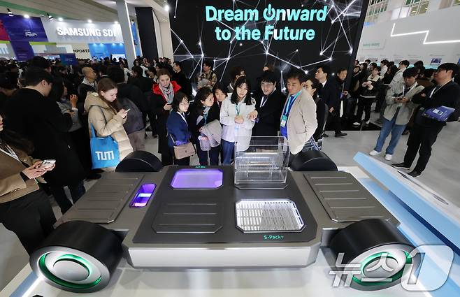 지난 3월 서울 강남구 코엑스에서 개막한 ‘인터배터리 2025’에서 방문객들이 SK온 전기차 배터리를 관람하는 모습. 2025.3.5/뉴스1 ⓒ News1 박세연 기자