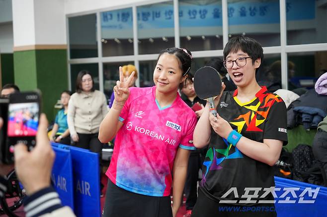 '대한항공 탁구 에이스' 신유빈(왼쪽)이 29일 대한항공 스포츠단이 진행한 첫 합동훈련에서 대한항공 장애인 탁구선수 황혜상과 환하게 웃으며 기념사진을 찍고 있다. 사진제공=대한항공