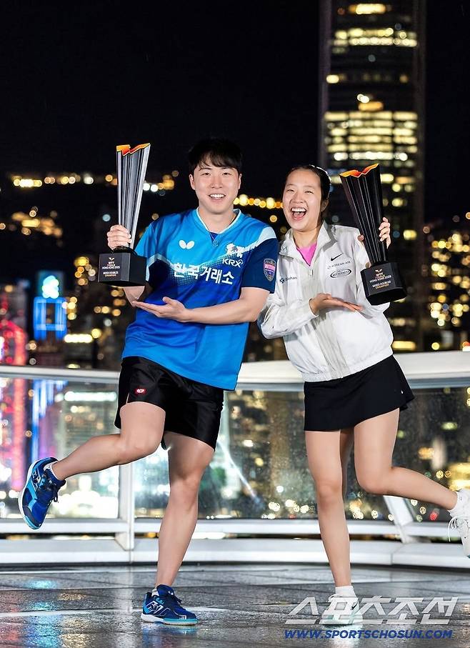 WTT파이널스 홍콩 혼합복식에서 하루에 2번 만리장성을 넘고 초대 챔피언에 오른 임종훈-신유빈조. 사진출처=WTT