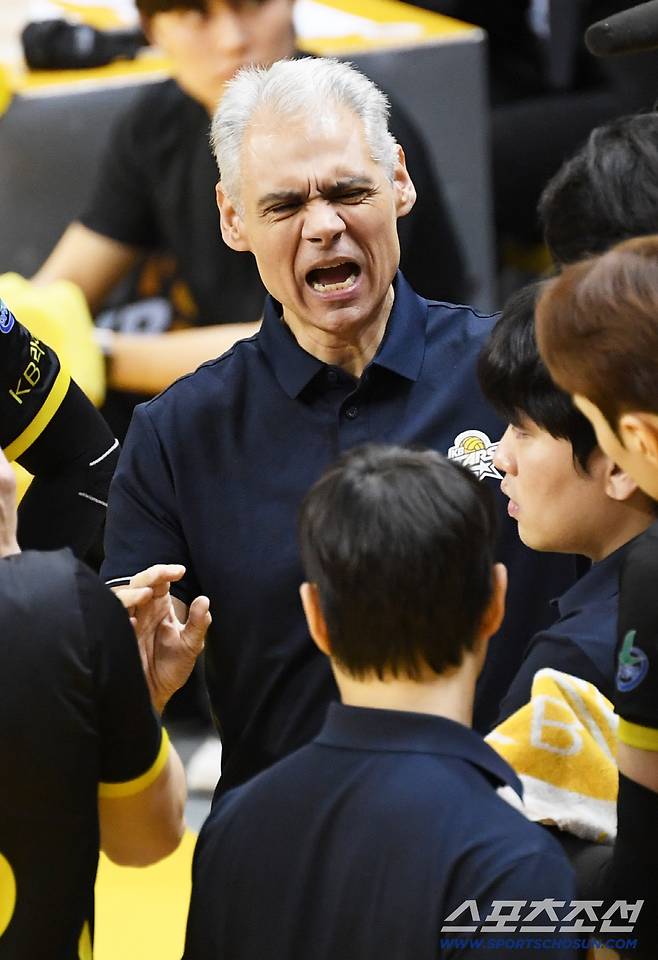 22일 의정부 경민대학교 체육관에서 열린 V리그 남자부 KB손해보험과 우리카드의 경기. 레오나르도 카르발류 감독이 작전 지시를 하고 있다. 의정부=박재만 기자 pjm@sportschosun.com/2025.11.22/