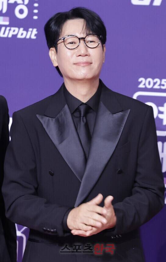 2025 SBS 연예대상 레드카펫 행사에 참석한 지석진. 25.12.30 ⓒ이혜영 기자 lhy@hankooki.com