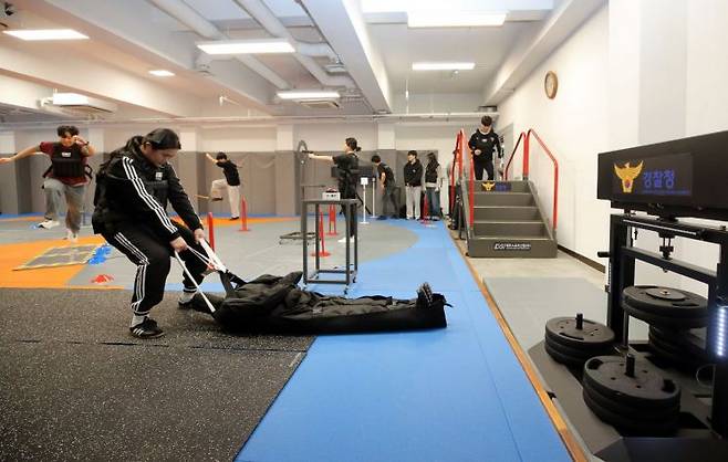 계명대 경찰행정학과 학생들이 무도실습실에서 경찰공무원 체력검사 시험준비를 하고 있다. 계명대 제공