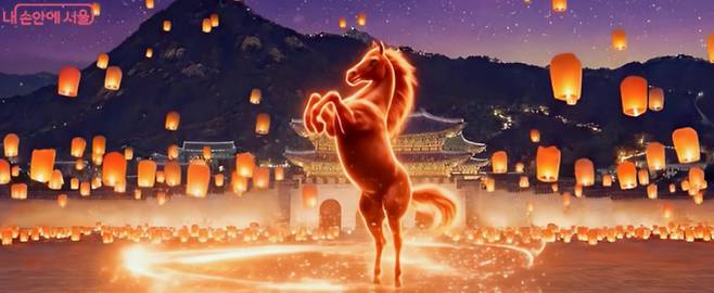 2026년 새해맞이 '서울라이트 광화문'이 12월 31일 밤 10시 50분부터 서울 광화문 광장 특설무대와 일대 9개 건물에서 열린다. 14일 만에 누적 관람객 197만 명을 돌파하며 흥행 중인 이번 행사는 국내 최대 규모의 미디어아트 카운트다운 쇼로 절정을 맞는다. 윤민수, 바밍타이거 등 아티스트 공연과 광화문 패션로드가 펼쳐지며, 자정에는 미디어 파사드와 함께 신년 카운트다운과 '붉은 말' 이미지, 새해 소망 메시지가 광화문 밤하늘을 수놓는다.&nbsp;