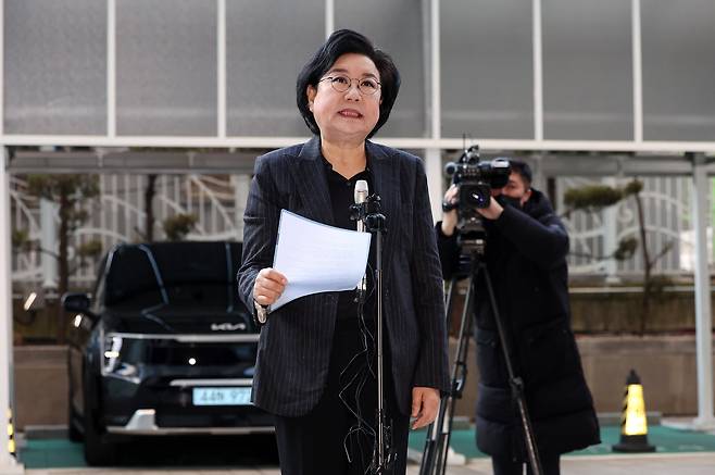 초대 기획예산처 장관 후보자로 지명된 이혜훈 전 국민의힘 의원이 30일 오전 서울 중구 예금보험공사에 마련된 인사청문회 준비 사무실로 출근하며 심경을 밝히고 있다.이날 이 후보자는 "내란은 헌정사에 있어서 안될 분명 잘못된 일"이라며 "당파성에 매몰돼 당시 실체를 제대로 파악하지 못했다"고 밝혔다./뉴스1