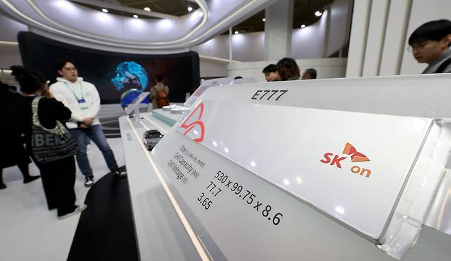 지난해 초 서울 강남구 코엑스에서 열린 '인터배터리 2024' SK온 부스를 찾은 관람객들이 배터리셀 등 전시물을 살펴보고 있다. /뉴스1